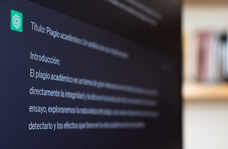 Lee más sobre el artículo El uso de chatbots en la elaboración de textos no implica cometer plagio